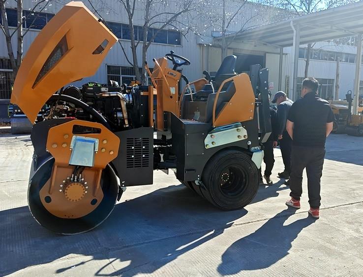 3月18日，哈薩克斯坦客戶來廠體驗(yàn)考察5噸膠輪壓路機(jī)